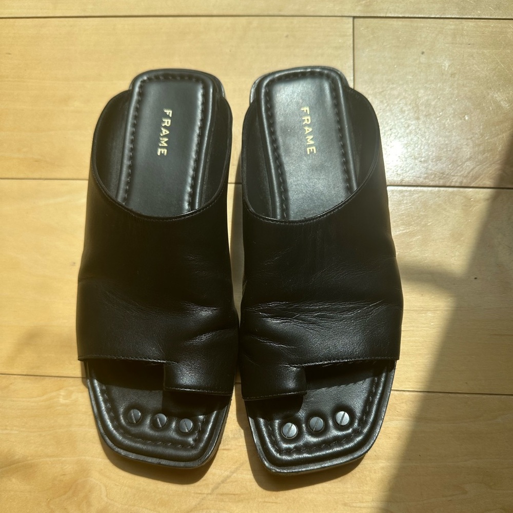 Frame Le Hewitt black sandals